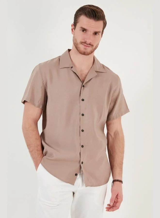 بوراتي قميص رجالي بياقة أباتشي بقصة عادية وأكمام قصيرة من المودال