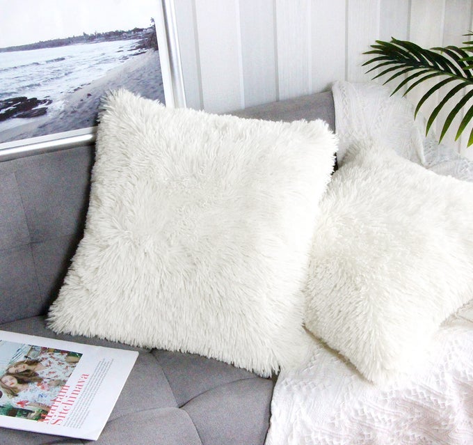 FLUFFY ACCENT PILLOWS COVER 20X20 SOFT CREAM WHITE FAUX FUR THROW PILLOW CASE MODERN LUXURY DECORATIVE SQUARE CUSHION COVER FOR FARMHOUSE HOME DECOR FOR SOFABEDCHAIR 50X50CM SINGLE