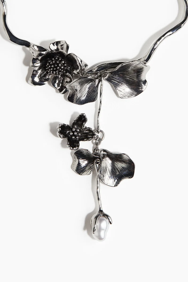 H&M Flower-detail necklace
