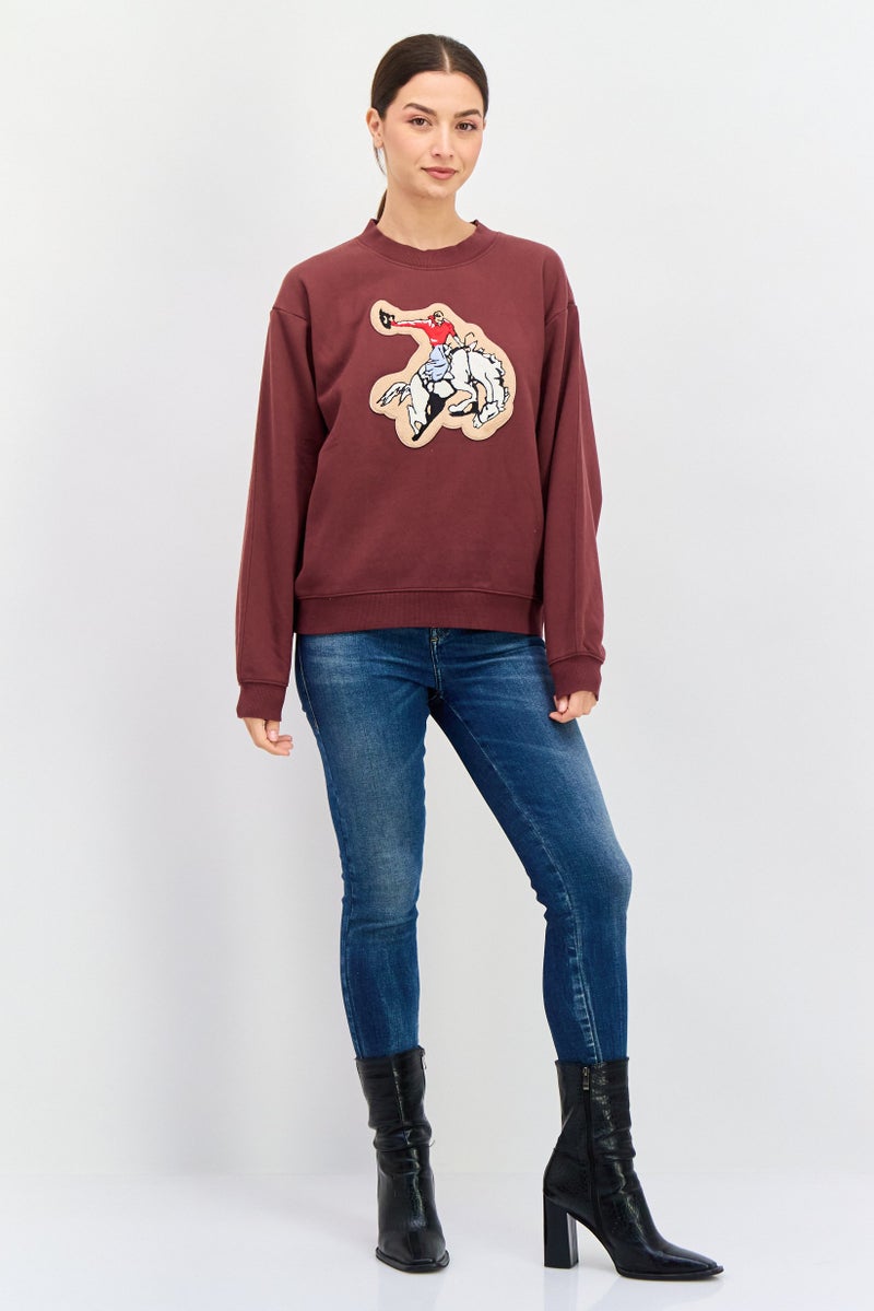 Wrangler سويت شيرت مزخرف بأكمام طويلة وياقة دائرية للنساء، بني - Image 3