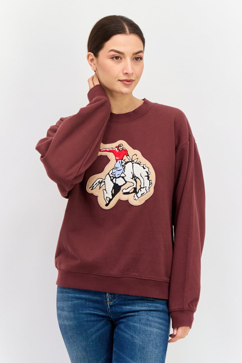 Wrangler سويت شيرت مزخرف بأكمام طويلة وياقة دائرية للنساء، بني - Image 1