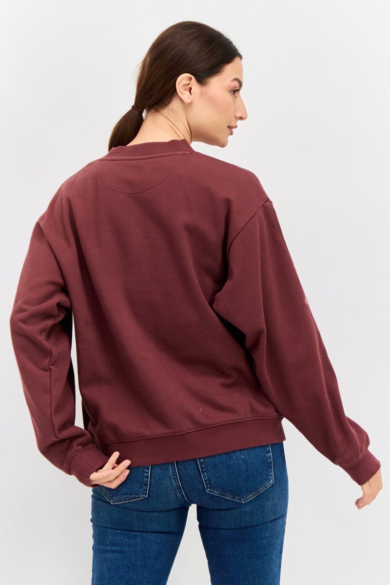 Wrangler سويت شيرت مزخرف بأكمام طويلة وياقة دائرية للنساء، بني - Image 2