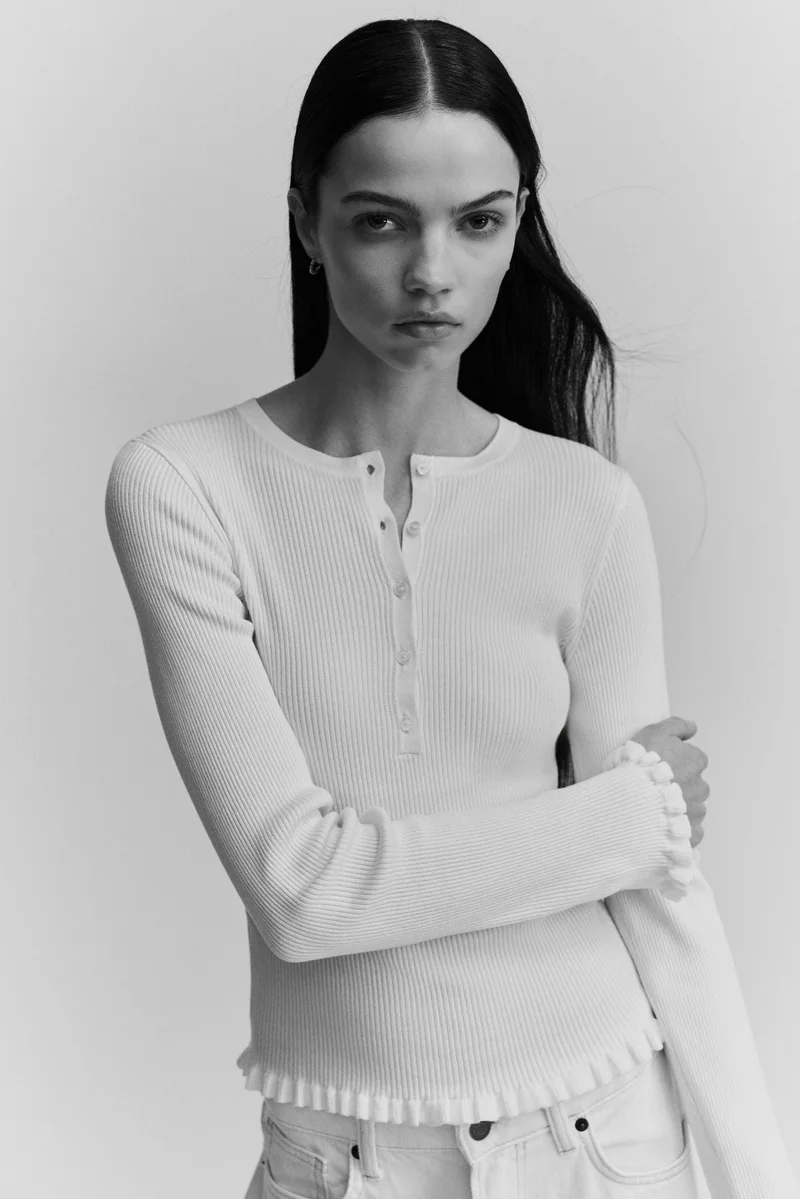 اتش اند ام بلوزة محبوكة من نسيج مرن