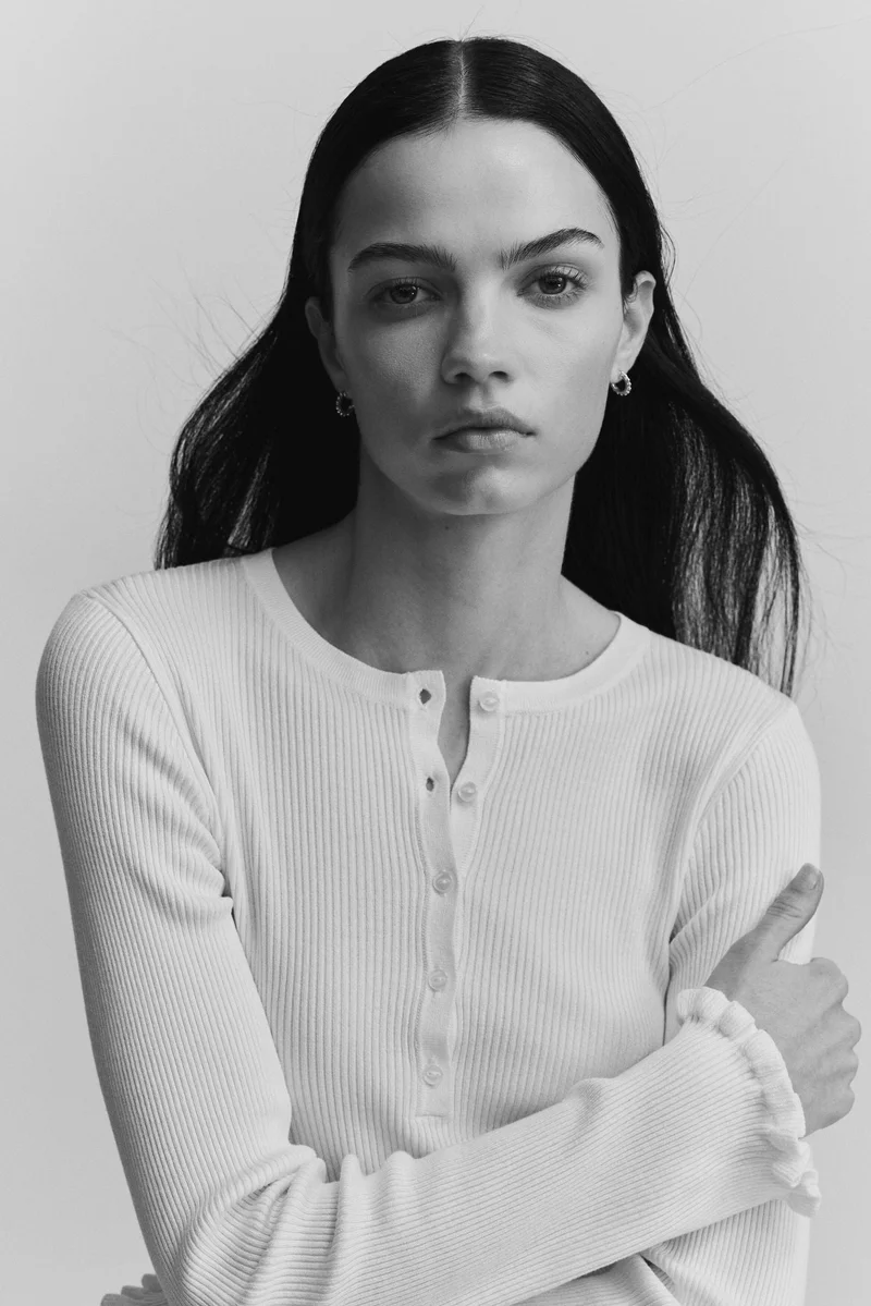 اتش اند ام بلوزة محبوكة من نسيج مرن