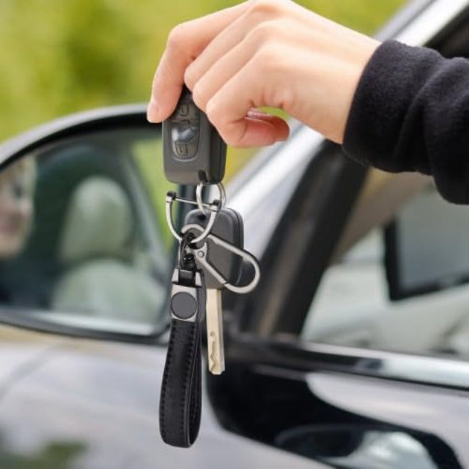 YILANJIN Genuine Leather Car Keychain, Universal Key Fob Keychain Leather Key Chain Holder, 360 Degree Rotatable, with Anti-lost D-ring, 1 Keyrings - Black (Carabiner Clip),4.45 inches - Image 3