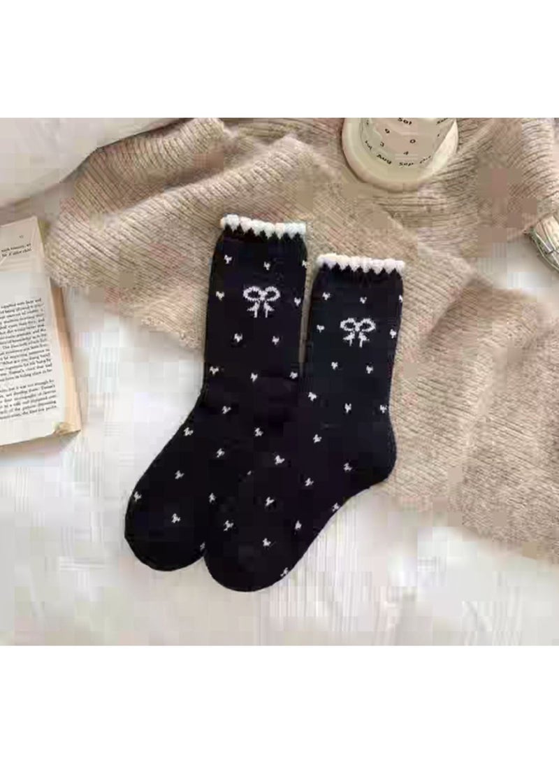 زوج واحد من الجوارب الدافئة المزينة بفيونكة، مبطنة من الداخل