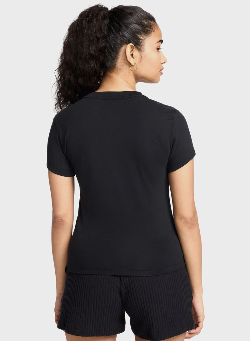 نايكي تيشيرت قصير محبوك متوسط الطول من نايكي سبورتس وير