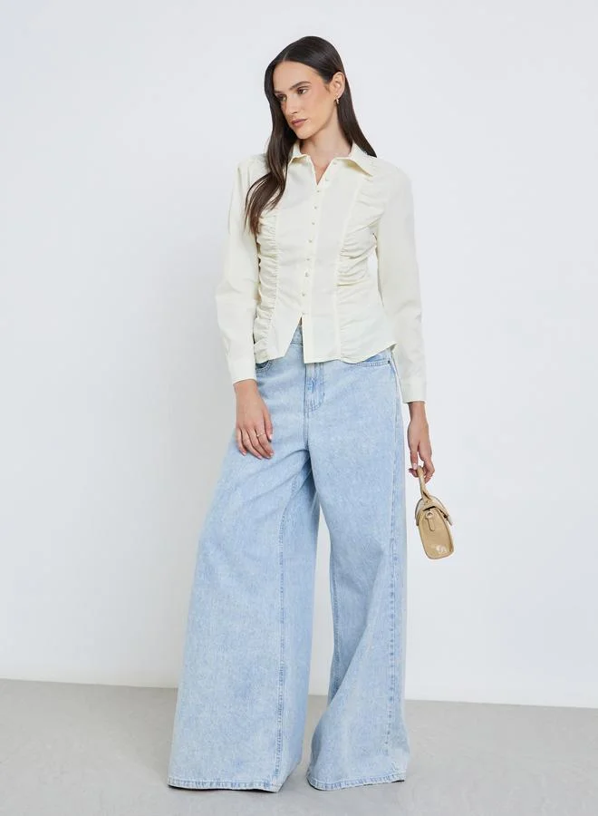 ستايلي قميص بأكمام طويلة وتفاصيل مجمعة أمامية