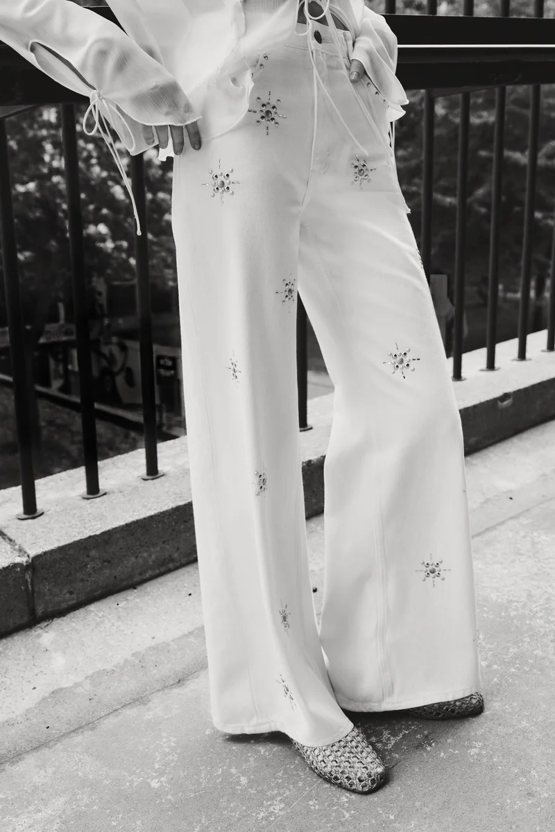 اتش اند ام جينز مرصع واسع الساق بخصر عالي للغاية