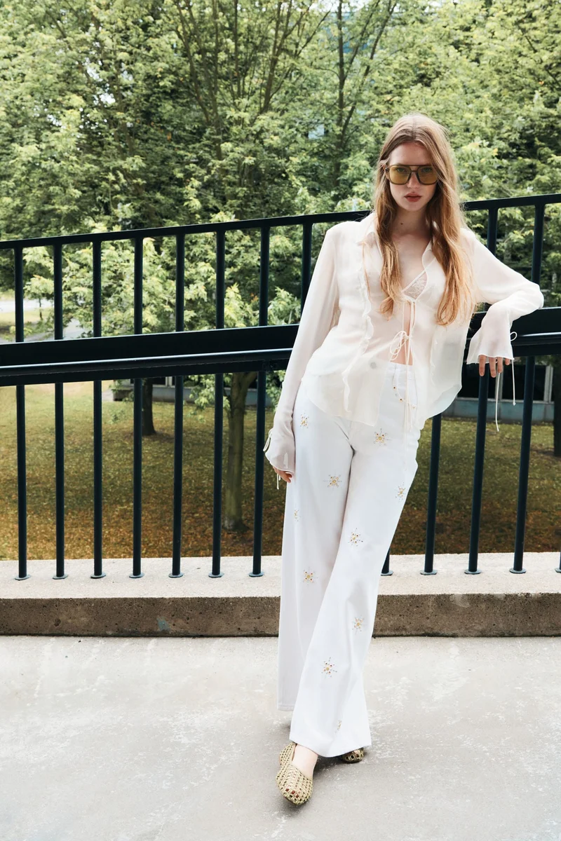 اتش اند ام جينز مرصع واسع الساق بخصر عالي للغاية