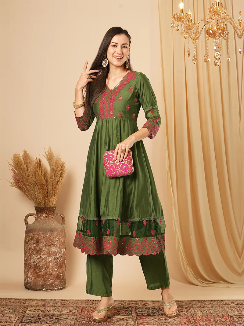 Women Floral Embroidered Pleated Kurta With Trousers