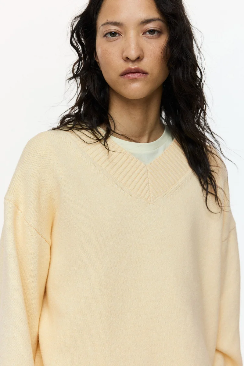 اتش اند ام كنزة بقبة على شكل V