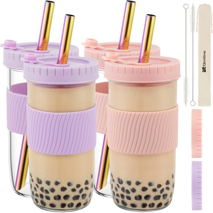 REUSABLE GLASS MASON JARS CUPS WITH LIDS AND STRAWS SILICONE SLEEVES 4 PACK 24OZ WIDE MOUTH SMOOTHIE CUPS GLASS BUBBLE TEA CUP LEAKPROOF DRINKING GLASSES TRAVEL TUMBLER FOR LARGE PEARL BIRTHDAY GIFTS