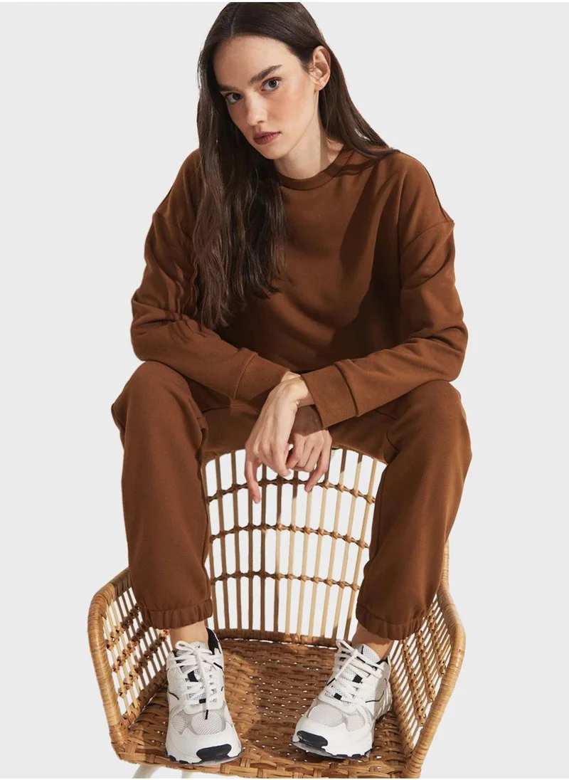JUNE Crew Neck Overiszed Sweatshirt