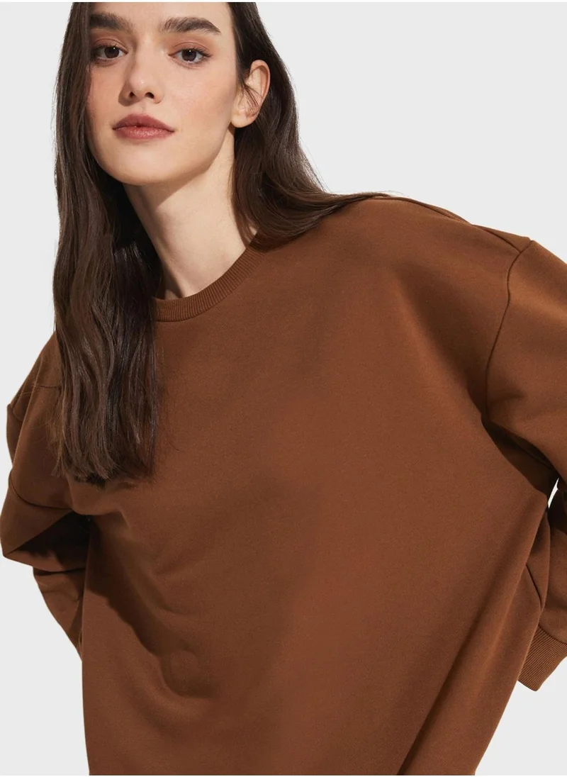 JUNE Crew Neck Overiszed Sweatshirt