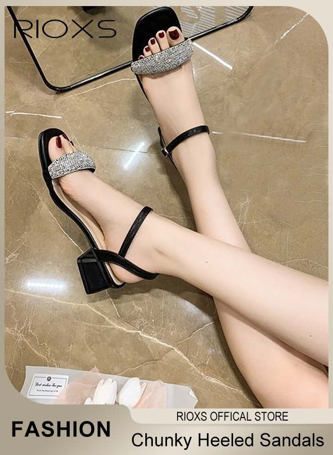 ريوكس صنادل نسائية بكعب عالي وحزام، صنادل بكعب سميك مفتوح من الأمام ومربع، أحذية نسائية عصرية من الجلد المزينة بأحجار الراين، أحذية زفاف خفيفة الوزن ومانعة للانزلاق مع حزام عند الكاحل، مناسبة للحفلات، حفلات التخرج، المواعيد الغرامية، العمل، الملابس اليومية والمزيد، لون أسود - Image 2
