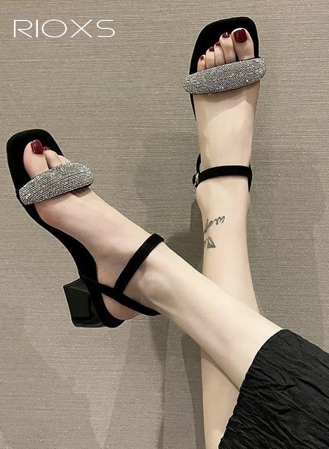 ريوكس صنادل نسائية بكعب عالي وحزام، صنادل بكعب سميك مفتوح من الأمام ومربع، أحذية نسائية عصرية من الجلد المزينة بأحجار الراين، أحذية زفاف خفيفة الوزن ومانعة للانزلاق مع حزام عند الكاحل، مناسبة للحفلات، حفلات التخرج، المواعيد الغرامية، العمل، الملابس اليومية والمزيد، لون أسود - Image 1