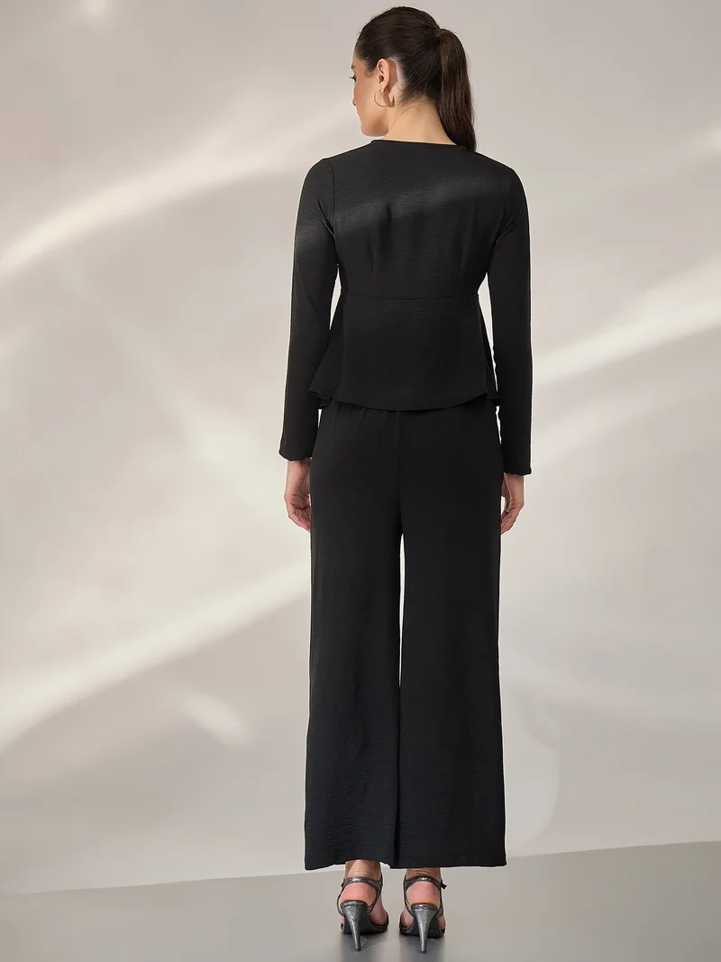 بانيت طقم متناسق (Co-ord Set) بلوزة سوداء برقبة على شكل V مع بنطلون