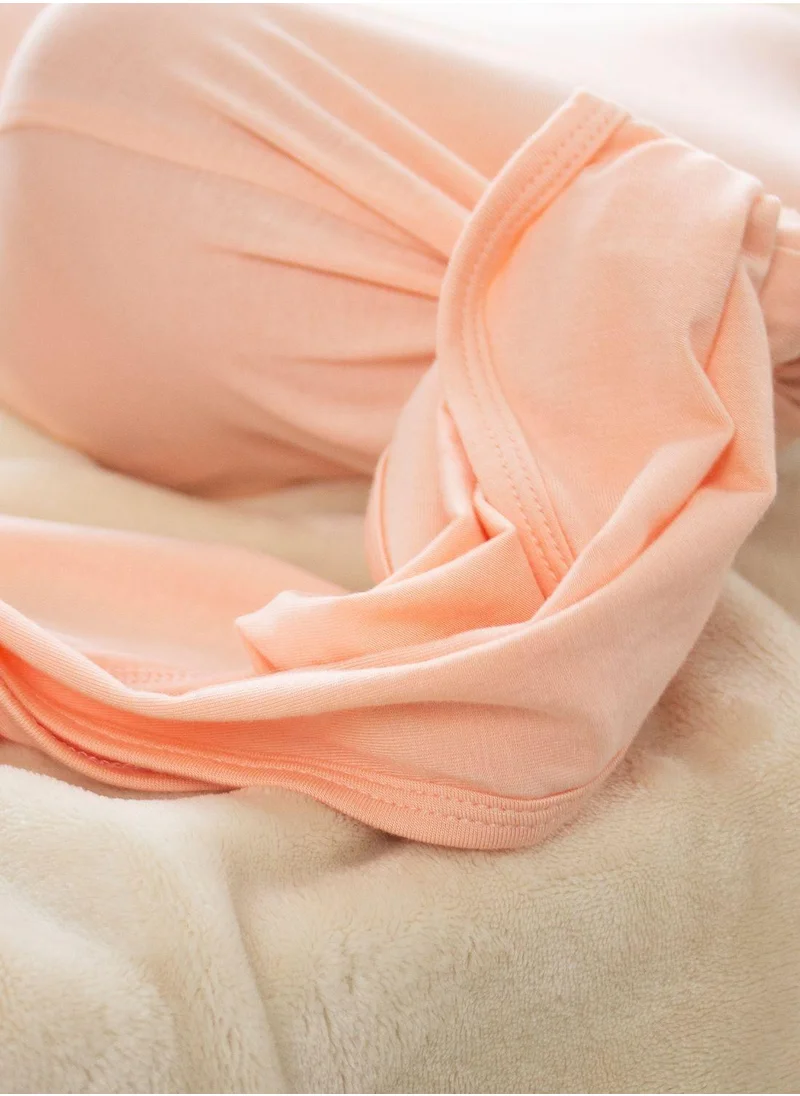 أنفي بيبي طقم أفرول بعقدة بامبو وبينيه لحديثي الولادةOrganic Bamboo Knotted Gown & Beanie Set - That's Peachy