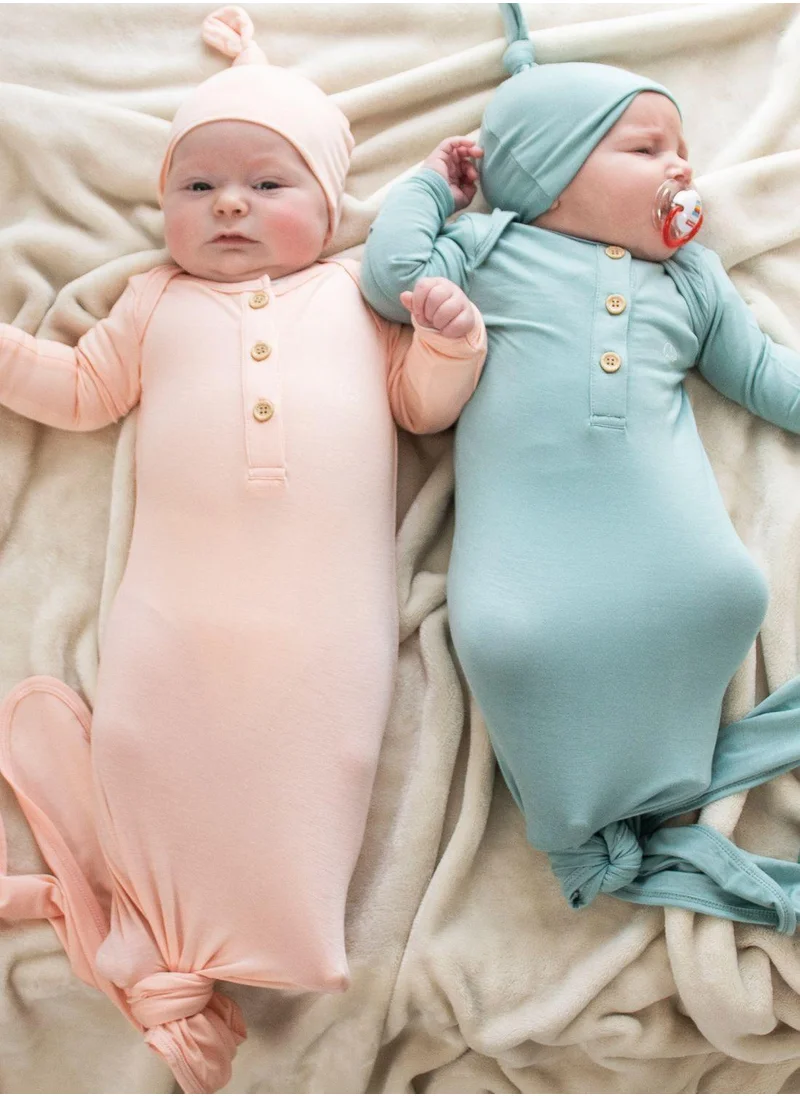 أنفي بيبي طقم أفرول بعقدة بامبو وبينيه لحديثي الولادةOrganic Bamboo Knotted Gown & Beanie Set - That's Peachy