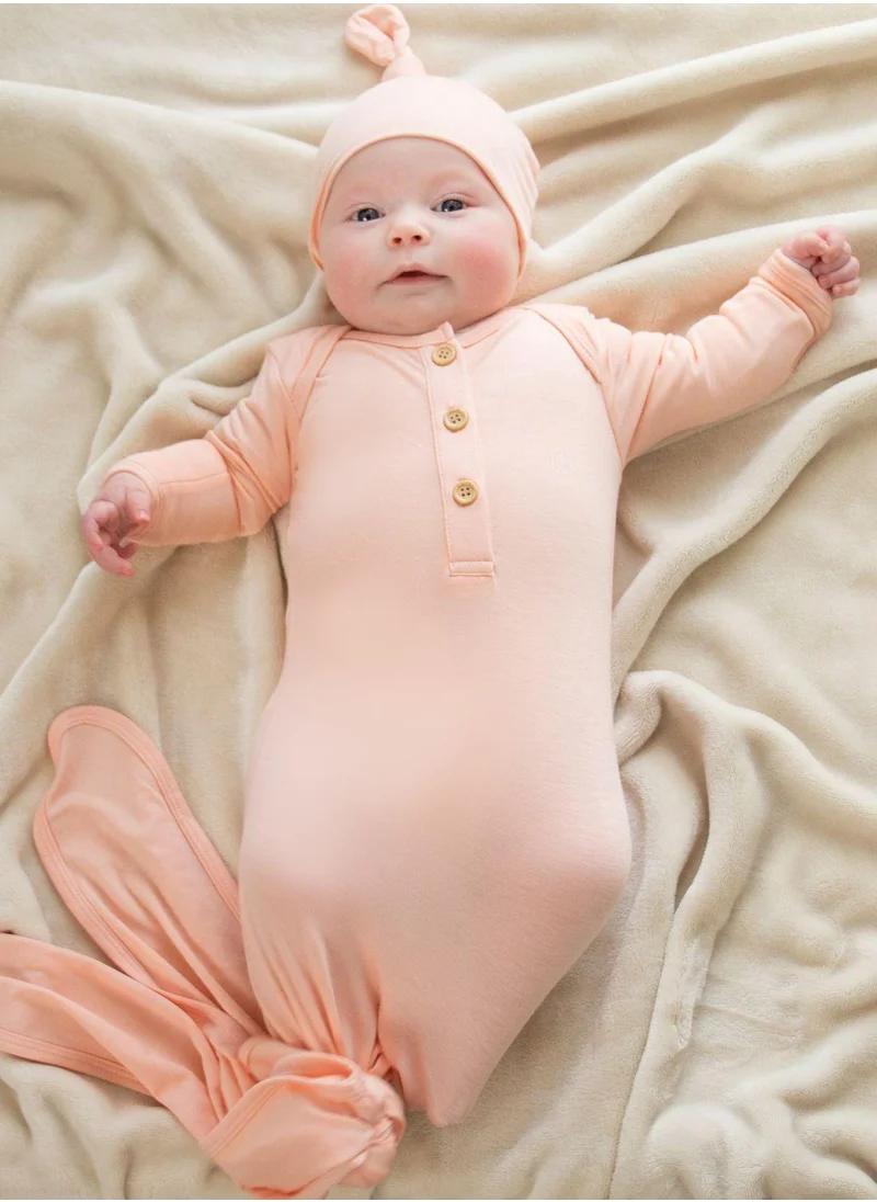 أنفي بيبي طقم أفرول بعقدة بامبو وبينيه لحديثي الولادةOrganic Bamboo Knotted Gown & Beanie Set - That's Peachy