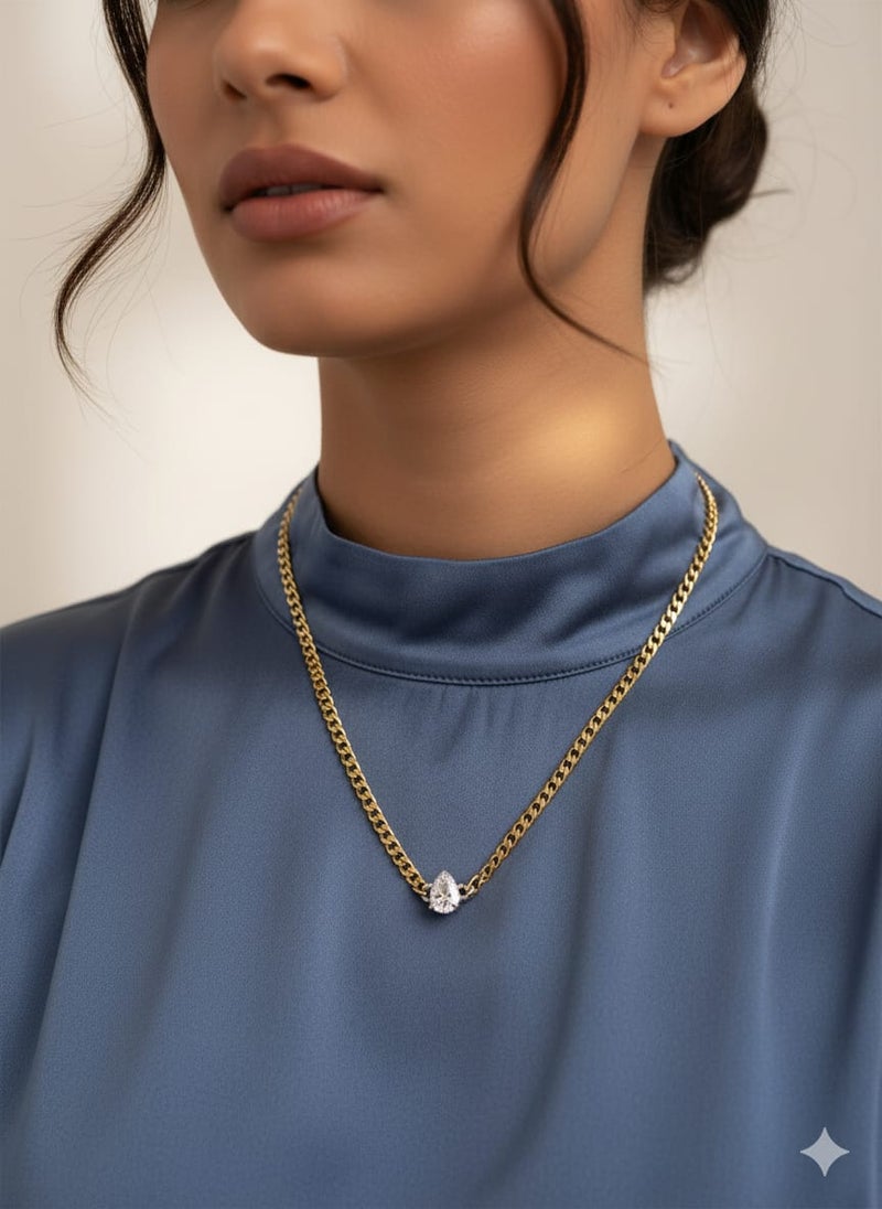 كوليه بسلسلة عريضة ومطلية باللون الذهبي ، بتعليقة كبيرة على شكل دمعة كمثرية . تتألق بمركز فضي لامع ومحاطة بهالة متلألئة - مع وصلات إضافية لضبط المقاس. - Image 4