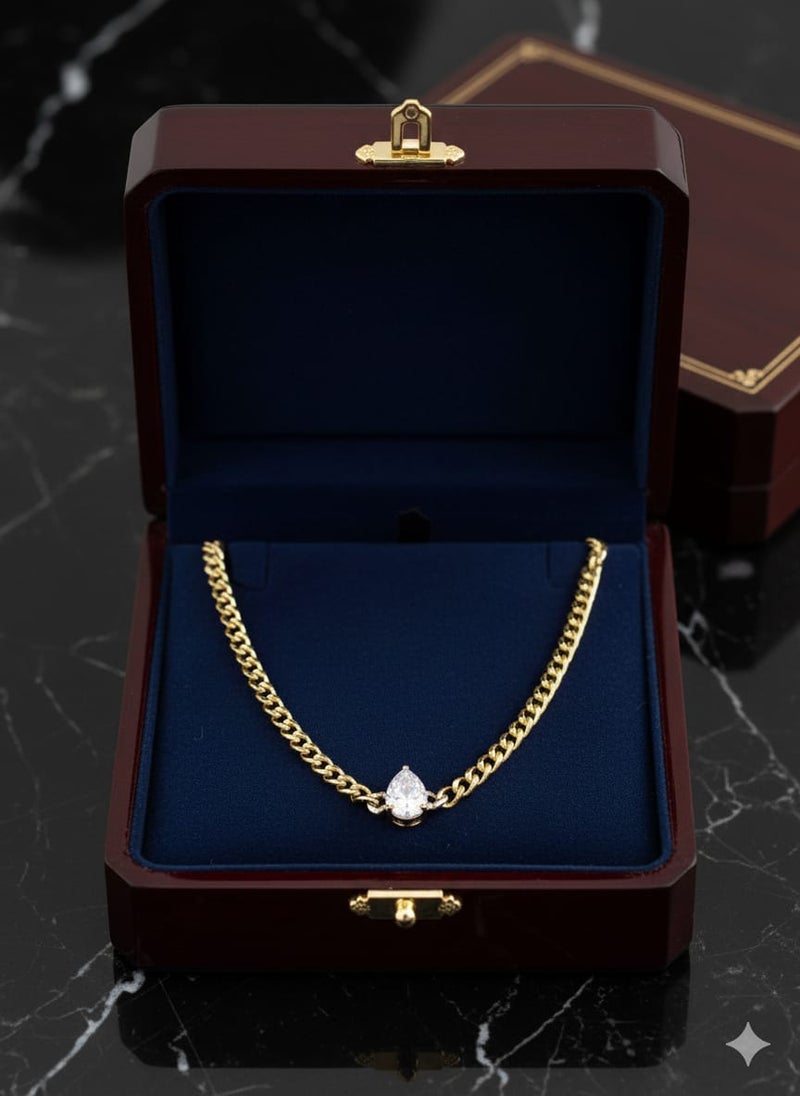 كوليه بسلسلة عريضة ومطلية باللون الذهبي ، بتعليقة كبيرة على شكل دمعة كمثرية . تتألق بمركز فضي لامع ومحاطة بهالة متلألئة - مع وصلات إضافية لضبط المقاس. - Image 5