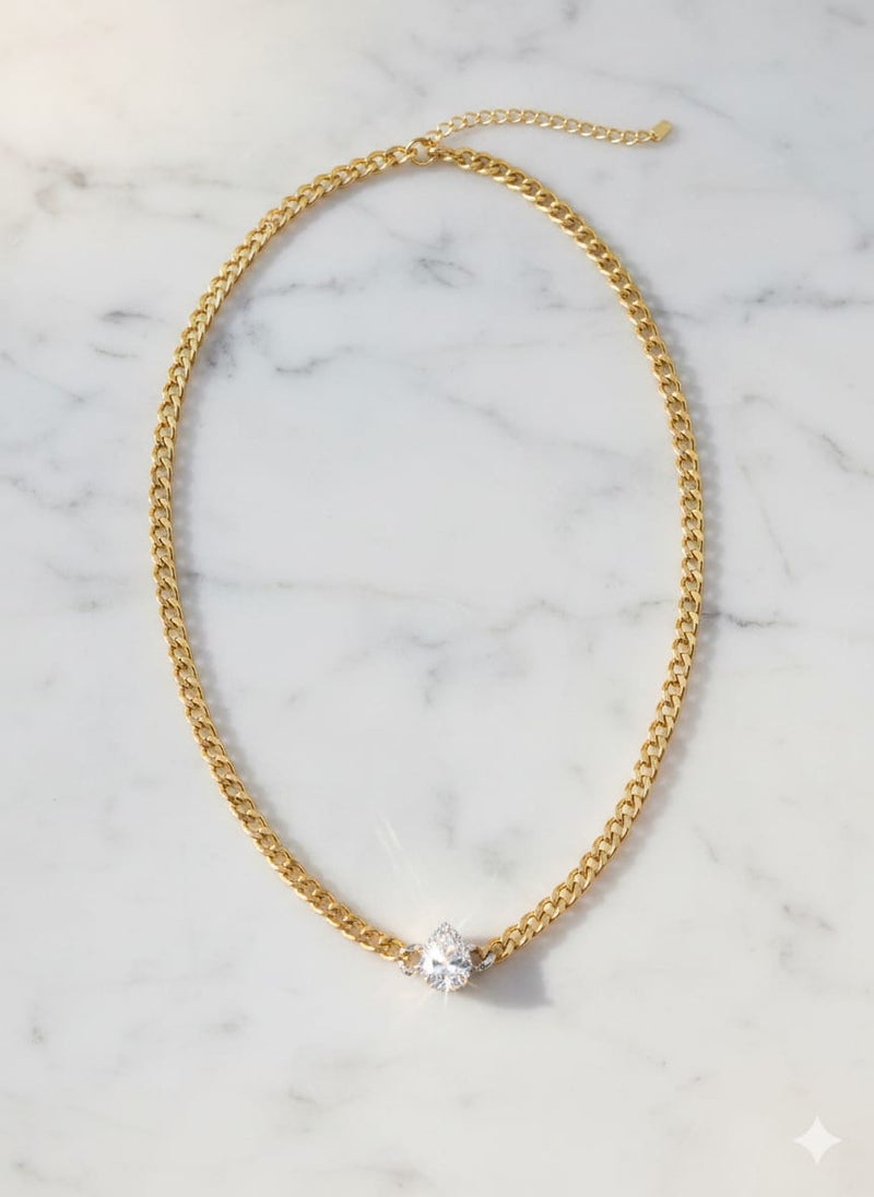 كوليه بسلسلة عريضة ومطلية باللون الذهبي ، بتعليقة كبيرة على شكل دمعة كمثرية . تتألق بمركز فضي لامع ومحاطة بهالة متلألئة - مع وصلات إضافية لضبط المقاس. - Image 2