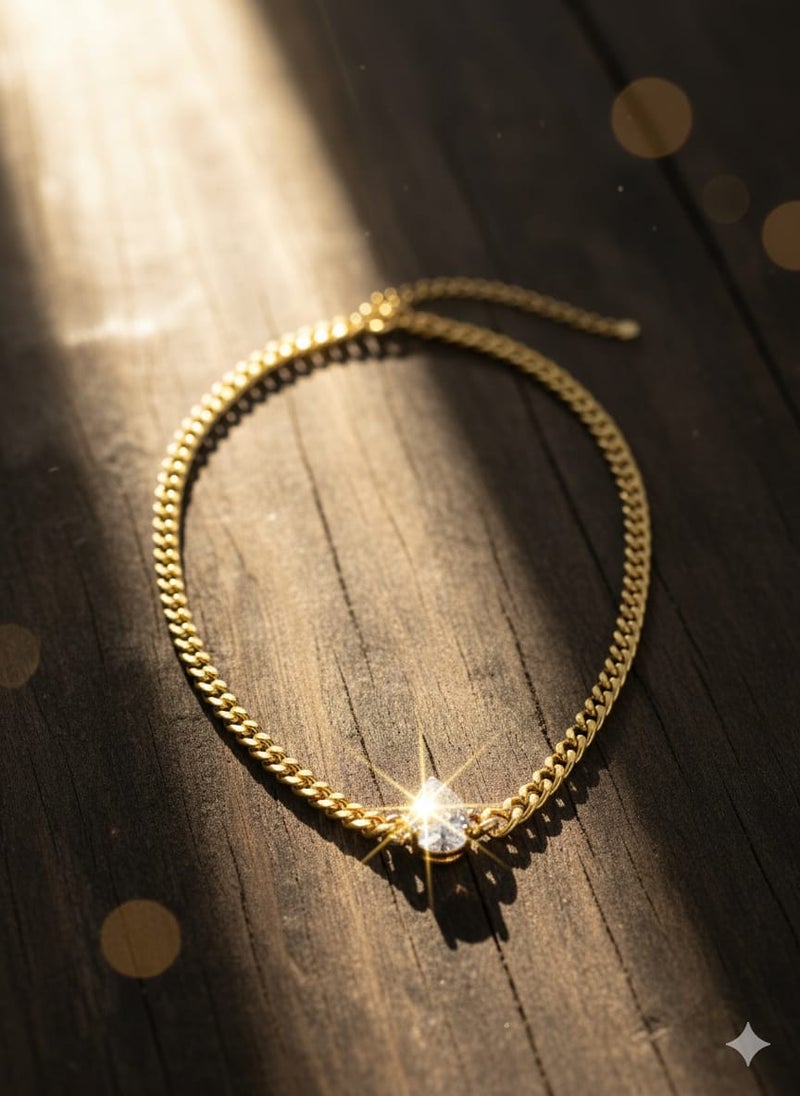 كوليه بسلسلة عريضة ومطلية باللون الذهبي ، بتعليقة كبيرة على شكل دمعة كمثرية . تتألق بمركز فضي لامع ومحاطة بهالة متلألئة - مع وصلات إضافية لضبط المقاس. - Image 3