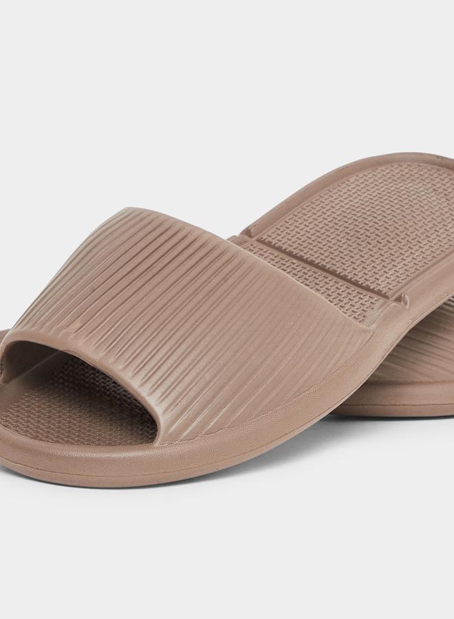 ستايلي شبشب بتفاصيل بارزة الملمس - Image 4