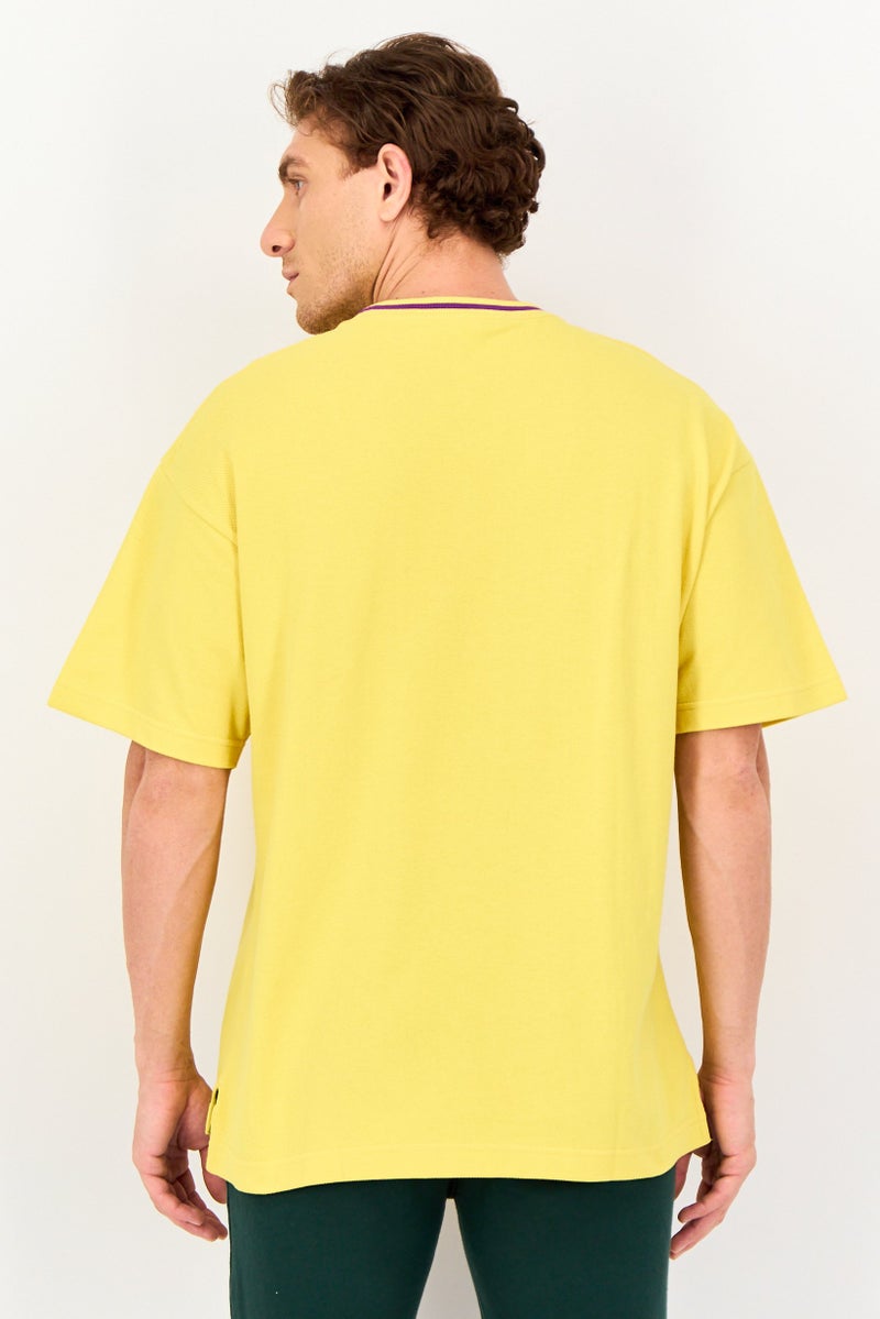 Champion تي شيرت رياضي للرجال مزين بشعار مطرّز بأكمام قصيرة في الهواء الطلق، أصفر - Image 3