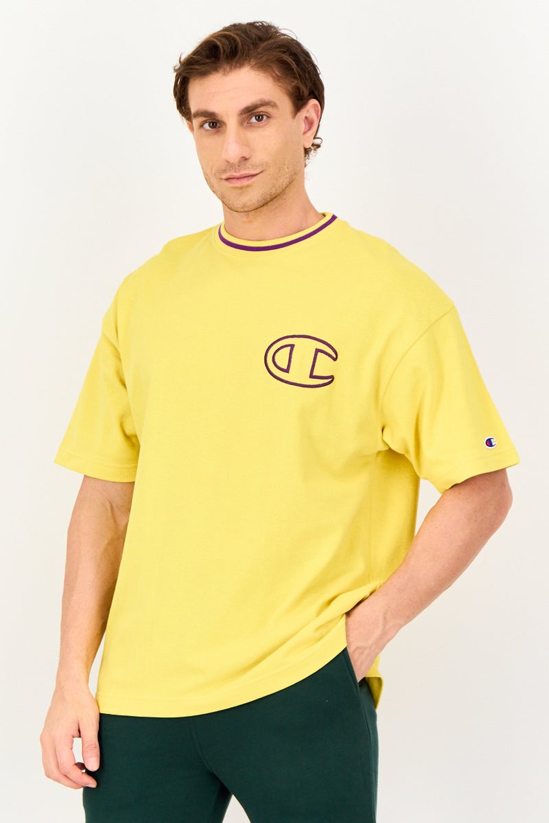 Champion تي شيرت رياضي للرجال مزين بشعار مطرّز بأكمام قصيرة في الهواء الطلق، أصفر - Image 1
