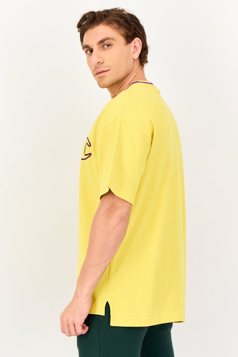 Champion تي شيرت رياضي للرجال مزين بشعار مطرّز بأكمام قصيرة في الهواء الطلق، أصفر - Image 2