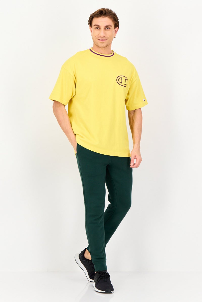 Champion تي شيرت رياضي للرجال مزين بشعار مطرّز بأكمام قصيرة في الهواء الطلق، أصفر - Image 4