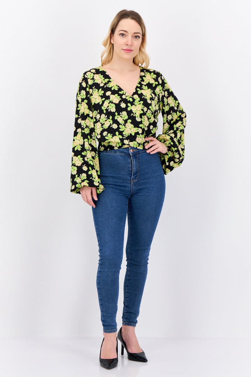 MANGO بلوزة نسائية بأكمام طويلة وطباعة زهور وياقة متقاطعة، سوداء - Image 4