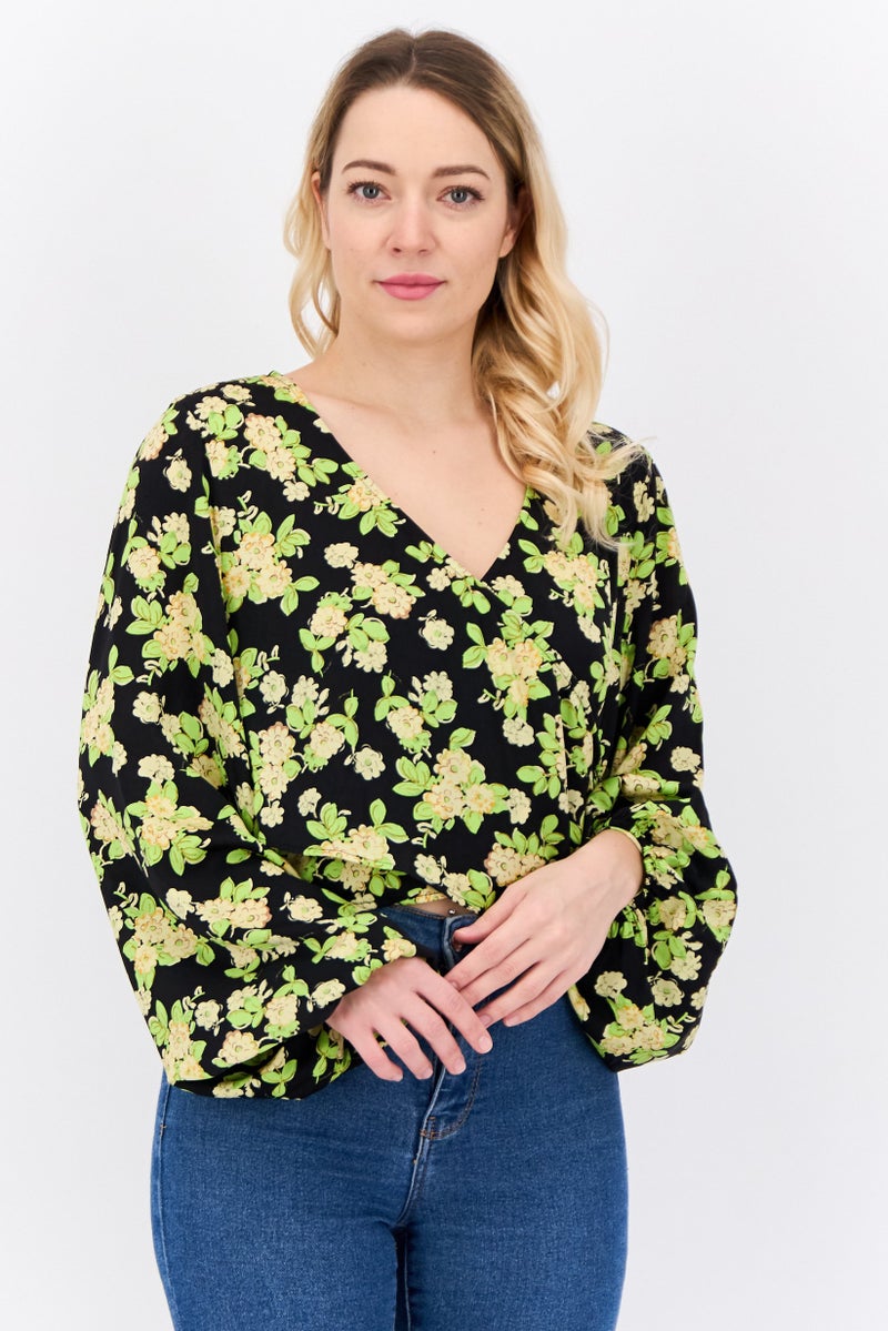 MANGO بلوزة نسائية بأكمام طويلة وطباعة زهور وياقة متقاطعة، سوداء - Image 1
