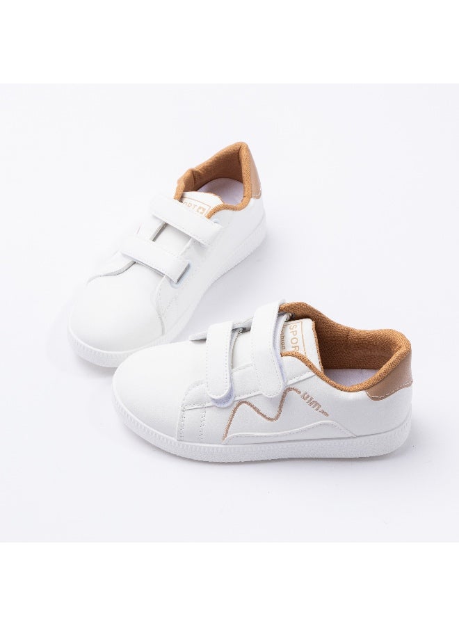 White children's shoes with beige details, a practical design with two Velcro straps and a comfortable, flexible sole. Suitable for school and everyday wear, durable materials, and easy to clean.