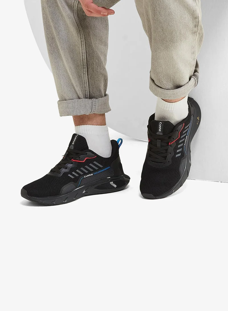 كامبس حذاء جري رجالي أسود بنعل شبكي مسامي وتفاصيل أنيقة متباينة