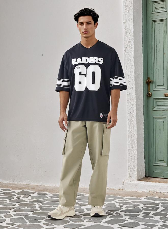 اس بي كاركترز تيشيرت بطبعة رايدرز بياقة على شكل حرف  وأكمام قصيرة - Image 2