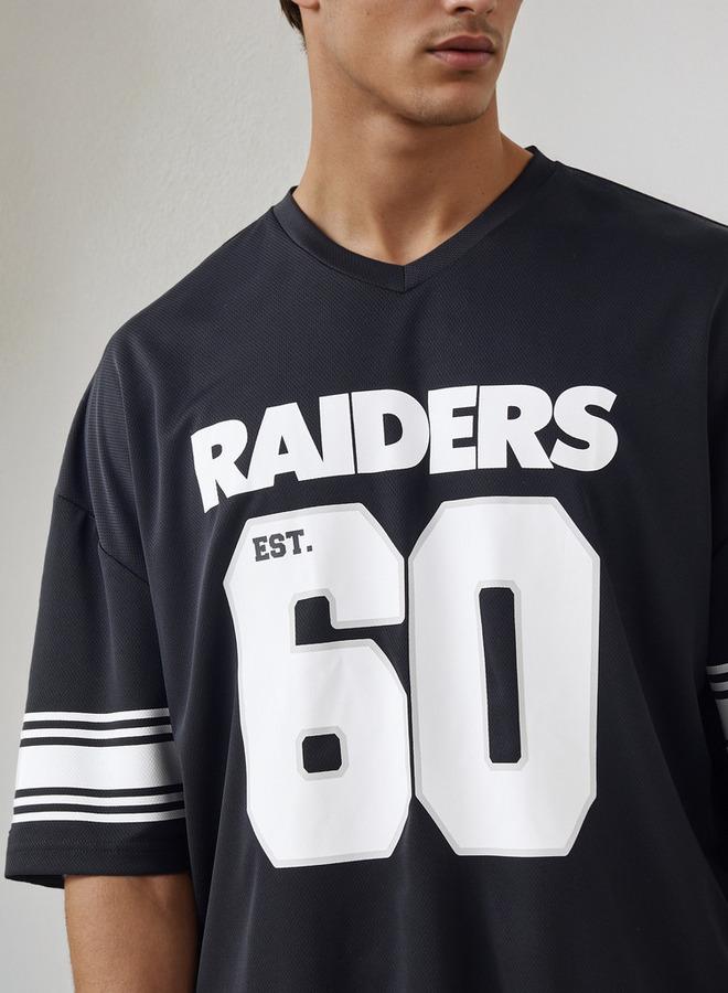 اس بي كاركترز تيشيرت بطبعة رايدرز بياقة على شكل حرف  وأكمام قصيرة - Image 3