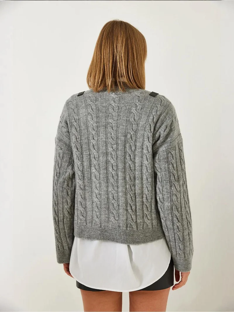 بيانكو لوتشي كنزة محبوكة بنسيج لوكسي مع إغلاق برباط