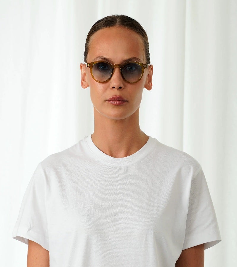  اكسبليست باوتس نظارات شمسية أنيقة من جيمس أوليف بتدرج أزرق للجنسين - Image 4