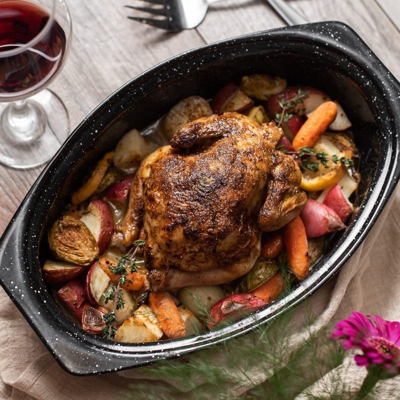 Granite Ware صينية جرانيت وير oval بحجم 13 بوصة مع غطاء. تصميم من الفولاذ المينا لاستيعاب حتى 7 رطل من الدواجن/التحميص. تقاوم حتى 932°F. مثالية لتحضير الوجبات لشخصين! - Image 5