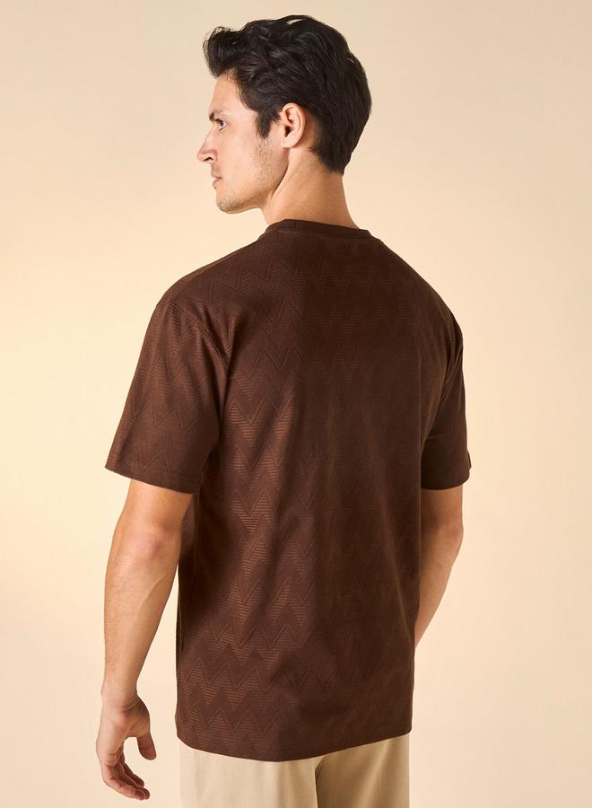 ايكونيك تيشيرت بارز الملمس بياقة ضيّقة وأكمام قصيرة من آيكونيك - Image 3