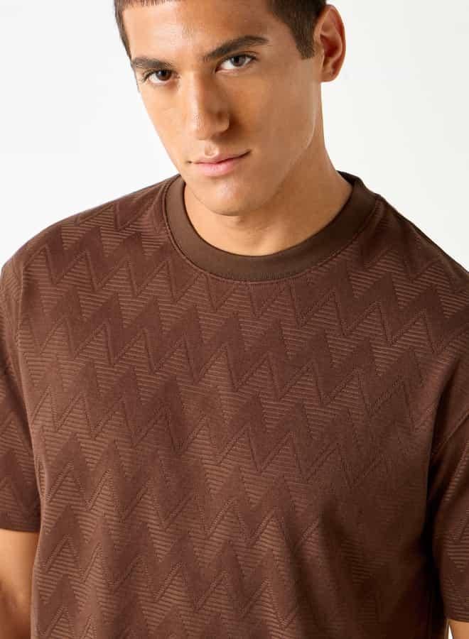 ايكونيك تيشيرت بارز الملمس بياقة ضيّقة وأكمام قصيرة من آيكونيك - Image 4