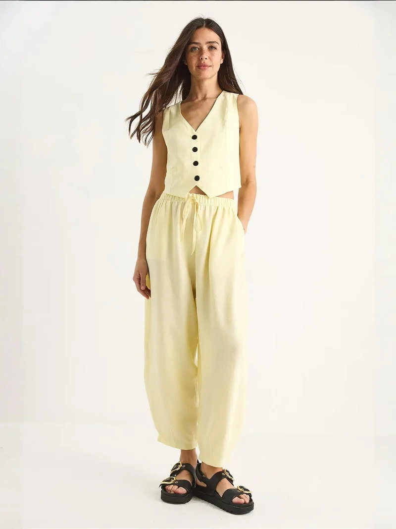 Bianco Lucci LUCCI V-neck Textured Two-Piece Capri Set with Pocket