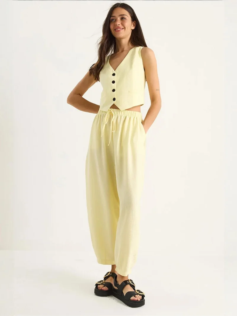 Bianco Lucci LUCCI V-neck Textured Two-Piece Capri Set with Pocket