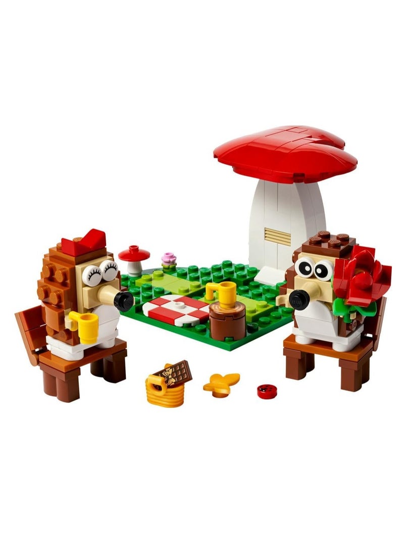 LEGO - LEGO Hedgehog Picnic Date Building Set 40711 - Image 1