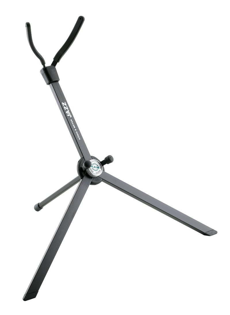 KM حامل ساكسفون كونيغ & ماير جاز في الجرس ثلاثي الأرجل 14335.000.55 | درجة احترافية لجميع الموسيقيين | خفيف الوزن ومضغوط | قاعدة تينور مستقرة وآمنة | صنع في ألمانيا باللون الأسود - Image 1