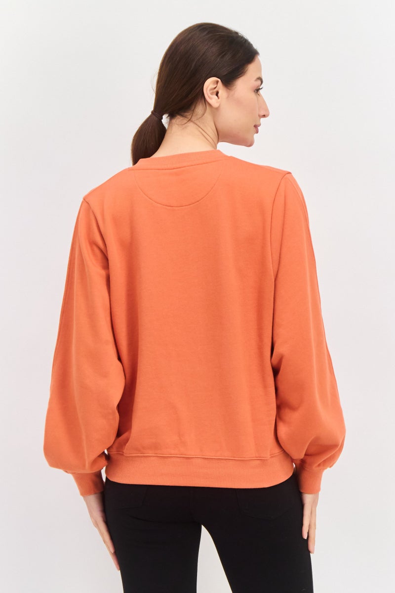 Wrangler سويت شيرت نسائي بأكمام طويلة وياقة على شكل V مع شعار مطرز، برتقالي - Image 2